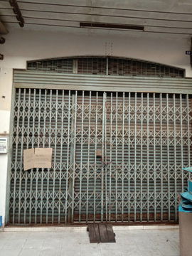 2.5-story commercial building in a prime location in Mahachai, Samut Sakhon, suitable for business