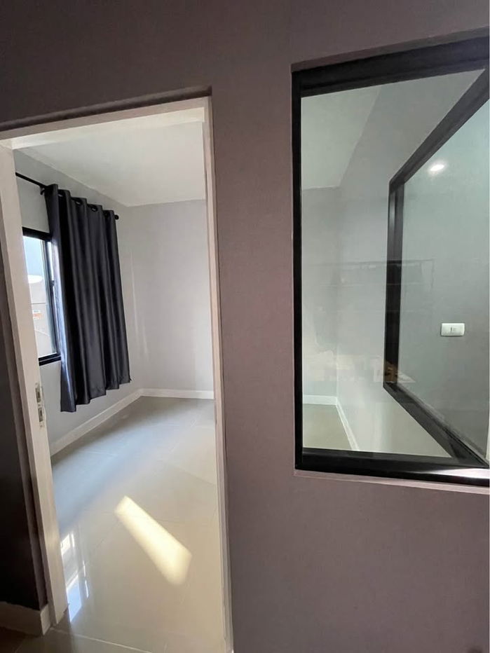 รูป ให้เช่าทาวน์โฮม โครงการ หมู่บ้านสิริ เพลส รังสิต ตกแต่งสวย พร้อมเข้าอยู่ ใกล้ มหาวิทยาลัยรังสิต และ มหาลัยกรุงเทพ รังสิต หิ้วกระเป๋าเข้าอยู่ได้เลย - รูปที่ 2/21