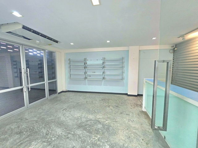 รูป BTS สะพานตากสิน 2.6 กม. นานาชาติคิงส์คอลเลจ 2.6 กม.ขาย-ให้เช่าอาคารพาณิชย์ 3.5 ชั้น2 คูหา+โกดัง 2 ชั้นหลังมุม 674 ตร.ม - รูปที่ 7/8