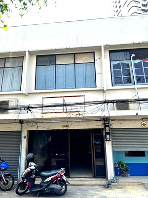 เช่าอาคารพาณิชย์ เขตสาทร : อาคารพาณิชย์ให้เช่า 2 ชั้น (11 ตรว) 1 ห้องนอน 1 ห้องน้ำ 1 ห้องครัว ถนนจันทร์ ตรงข้ามวัดไผ่เงิน เหมาะหรับหรับทำกิจการ 12,000 เจ้าของประกาศเอง