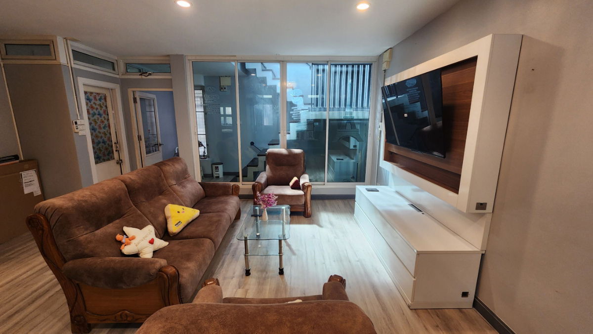 รูป ขายตึกแถวรีโนเวทใหม่ 4 ชั้นครึ่ง 2 คูหา เซนต์หลุยส์ 3 สาทร จันทน์ 18/7 แยก 17 - รูปที่ 1/17