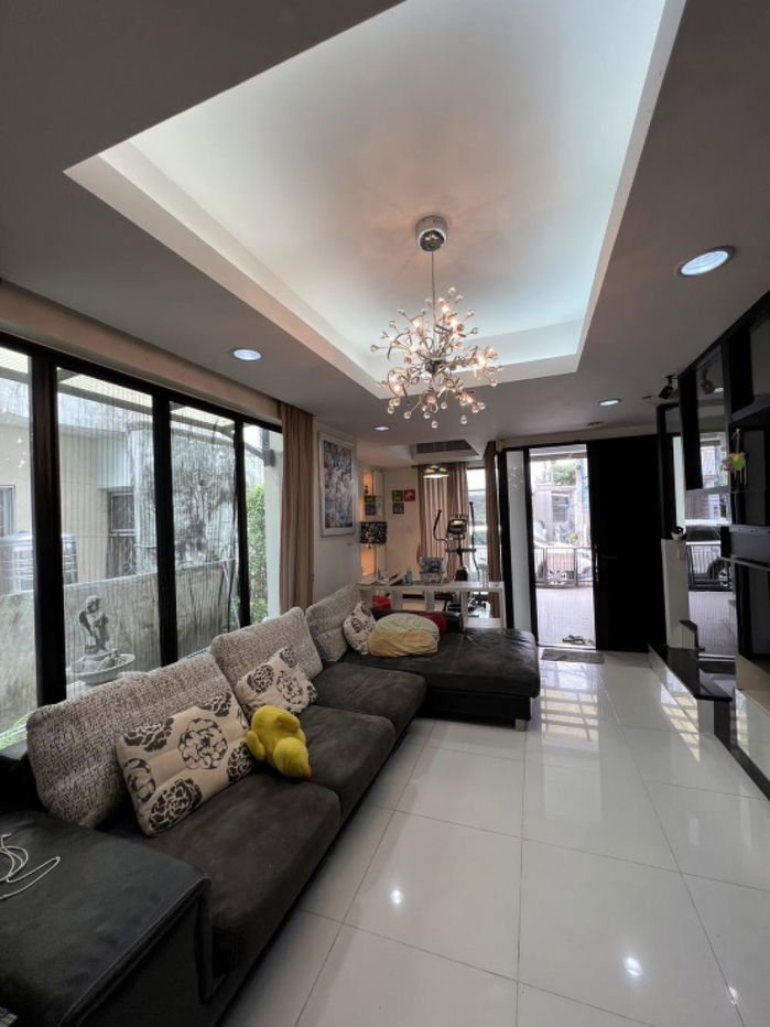 รูป 🏡 ขายทาวน์โฮม 3 ชั้น หลังมุม | ใจกลางรัชดาภิเษก ✨ พร้อมแอร์ & เฟอร์นิเจอร์บิ้วอินทั้งหลัง | 🌿 ห้องมุม โปร่ง เป็นส่วนตัว - รูปที่ 4/15