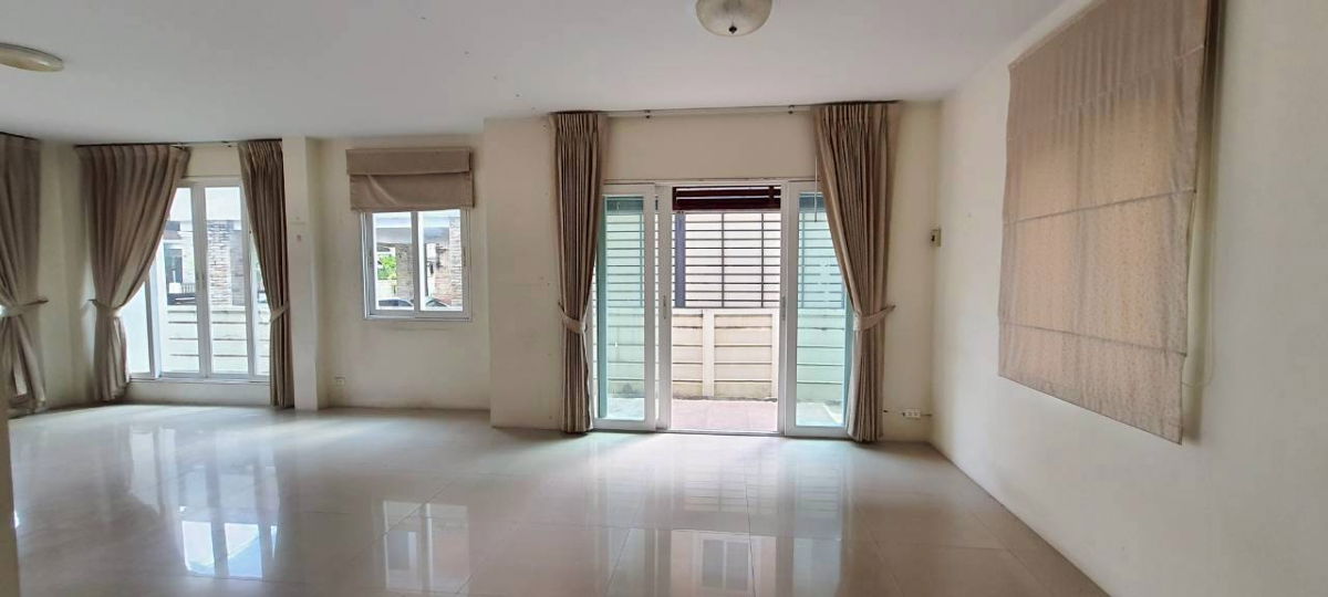 รูป ขายด่วน! บ้านเดี่ยว หมู่บ้าน เศรณีรายา 1 (Serranee Raya 1)  เพียง 6,990,000 บาท บ้านเดี่ยว 2 ชั้น 3 ห้องนอน 3 ห้องน้ำ 1 ห้องครัว จอดรถในบ้านได้ 2 คัน - รูปที่ 23/41