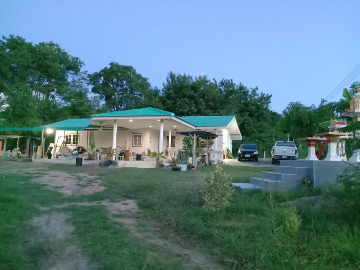 picture Land with a house and garden for sale. - 1/9