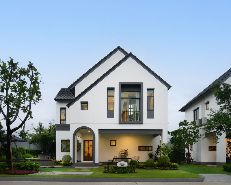 Houses for sale : Saransiri Bangna, a new series of detached houses with lake views.