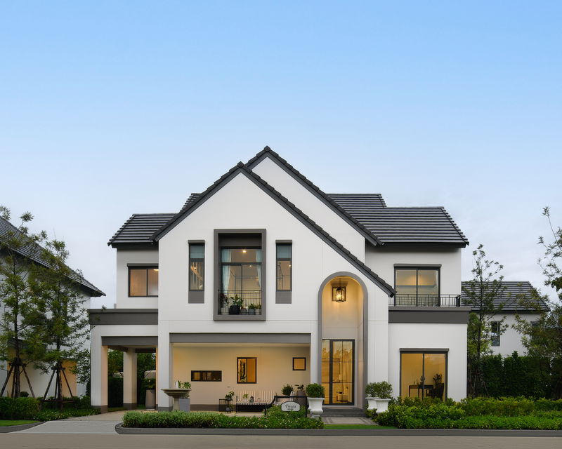 Houses for sale : Saransiri Bangna, a new series of detached houses with lake views.