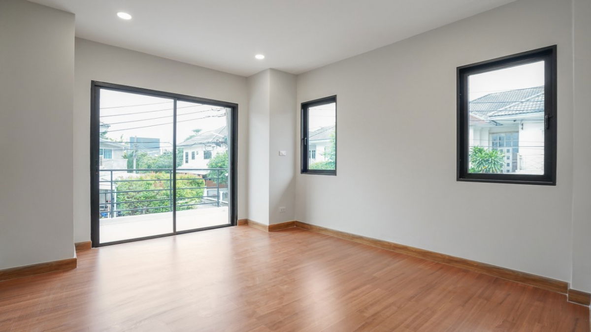 รูป บ้านหลังมุมพื้นที่เยอะ 232 ตร.ม. ตกแต่งใหม่สไตล์มินิมอล เลียบคลองประปา จ่ายแค่ 5.79 ลบ. ได้บ้านไซส์ใหญ่ 4 ห้องนอน จอดรถได้ 2 คัน คุ้มค่าแก่การลงทุน - รูปที่ 10/15