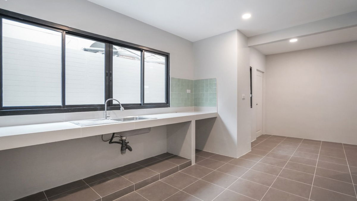 รูป บ้านหลังมุมพื้นที่เยอะ 232 ตร.ม. ตกแต่งใหม่สไตล์มินิมอล เลียบคลองประปา จ่ายแค่ 5.79 ลบ. ได้บ้านไซส์ใหญ่ 4 ห้องนอน จอดรถได้ 2 คัน คุ้มค่าแก่การลงทุน - รูปที่ 12/15