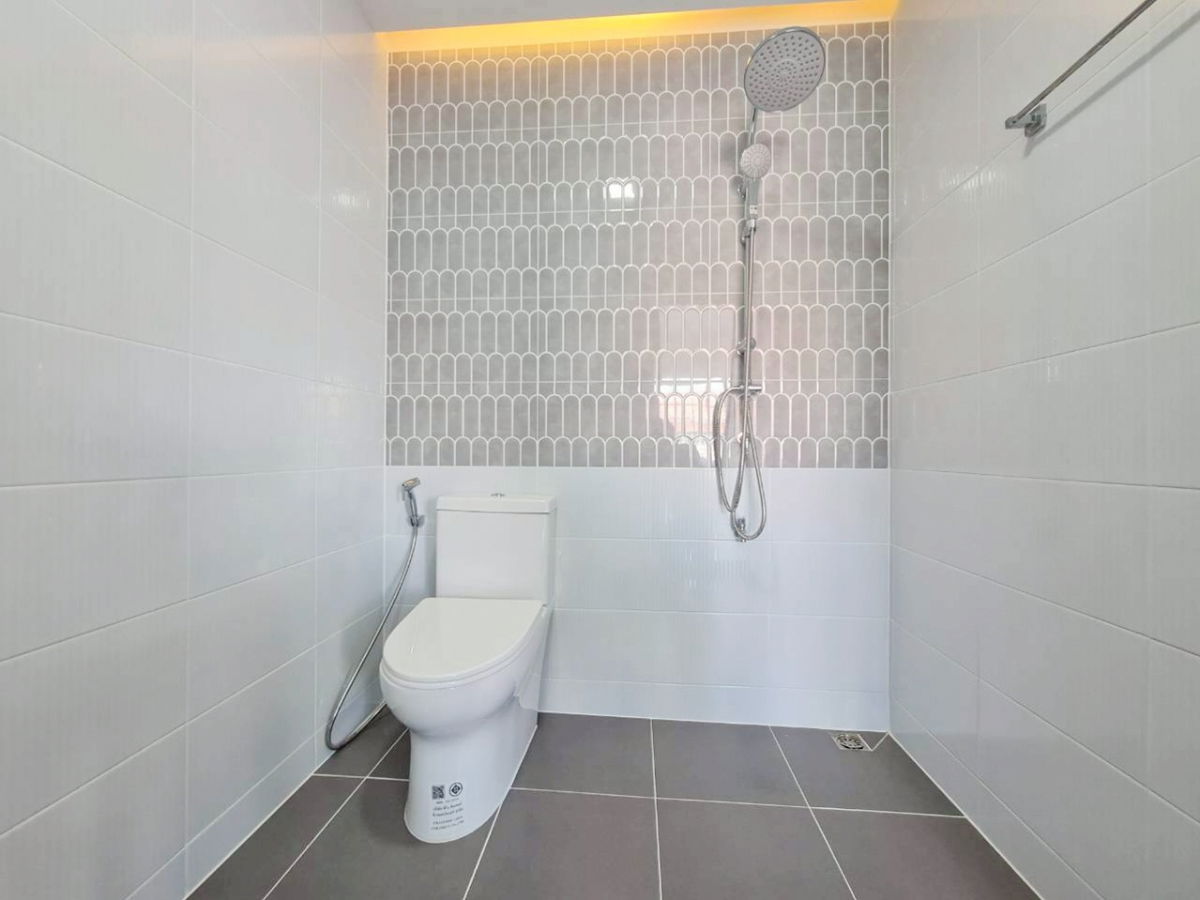 รูป ใกล้ Market Village และสวนสนุก ทำเลดีเดินทางไปฟิวเจอร์พาร์คเพียง 15 นาที ใกล้สถานศึกษาชั้นนำเพียบ คุ้มค่าทั้งอยู่อาศัยและลงทุน ราคาดีที่สุดในย่านนี้  - รูปที่ 13/14