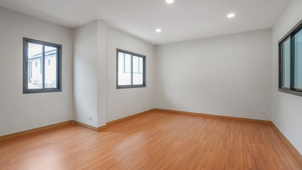 รูป บ้านหลังมุมพื้นที่เยอะ 232 ตร.ม. ตกแต่งใหม่สไตล์มินิมอล เลียบคลองประปา จ่ายแค่ 5.79 ลบ. ได้บ้านไซส์ใหญ่ 4 ห้องนอน จอดรถได้ 2 คัน คุ้มค่าแก่การลงทุน - รูปที่ 8/15