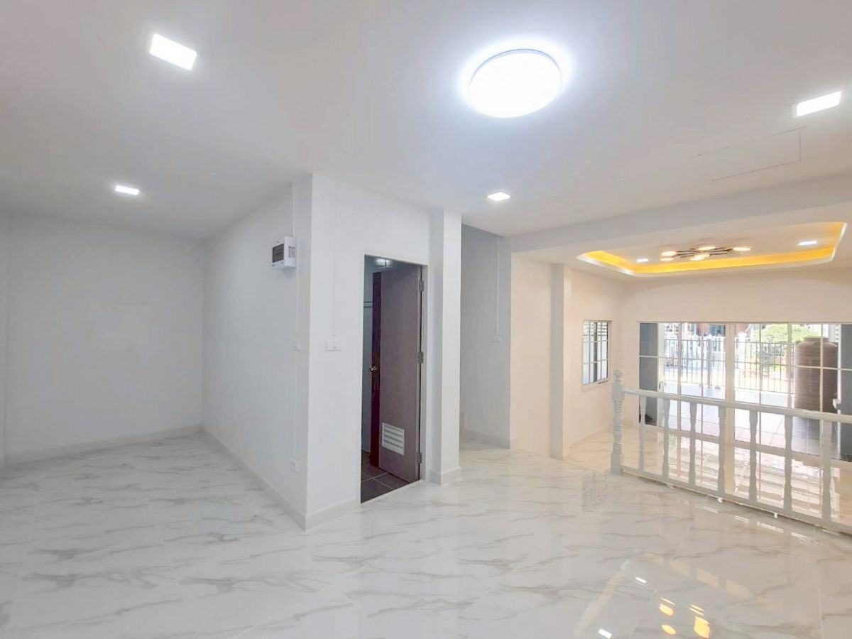 รูป ใกล้ Market Village และสวนสนุก ทำเลดีเดินทางไปฟิวเจอร์พาร์คเพียง 15 นาที ใกล้สถานศึกษาชั้นนำเพียบ คุ้มค่าทั้งอยู่อาศัยและลงทุน ราคาดีที่สุดในย่านนี้  - รูปที่ 6/14