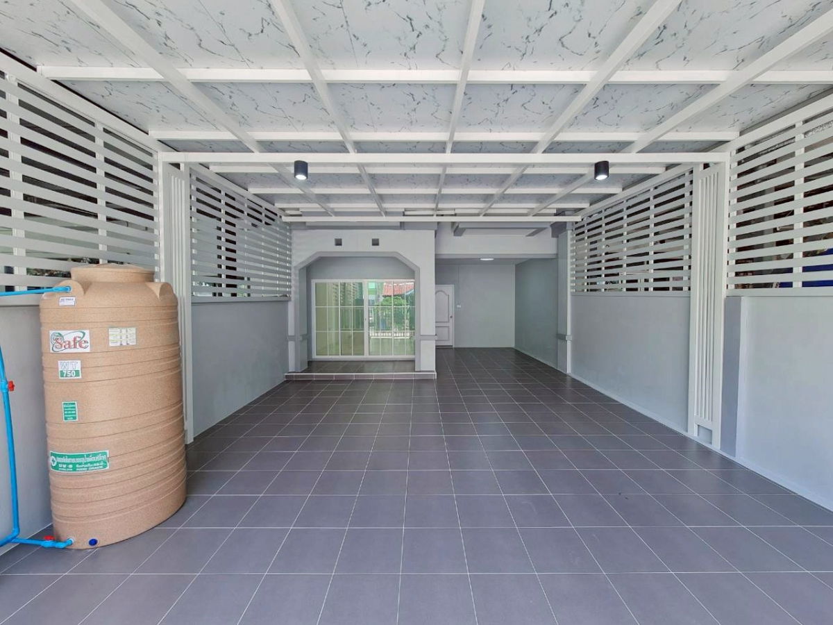 รูป ใกล้ Market Village และสวนสนุก ทำเลดีเดินทางไปฟิวเจอร์พาร์คเพียง 15 นาที ใกล้สถานศึกษาชั้นนำเพียบ คุ้มค่าทั้งอยู่อาศัยและลงทุน ราคาดีที่สุดในย่านนี้  - รูปที่ 2/14