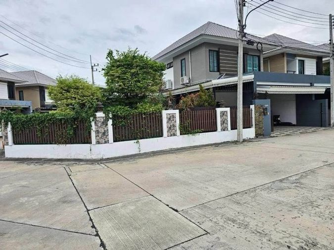 หมู่บ้าน อนัญญา การ์เด้น ฮิลล์ (ทำเลน้ำไม่ท่วม) พิกัด: ก่อนถึงทางเข้ามอเตอร์เวย์บางแสน