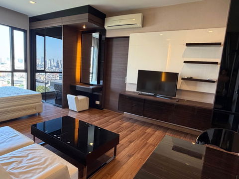 MRT Thailand Cultural Center 200 m. Price  21,000 Baht Condo Ivy Ampio ( Rental )