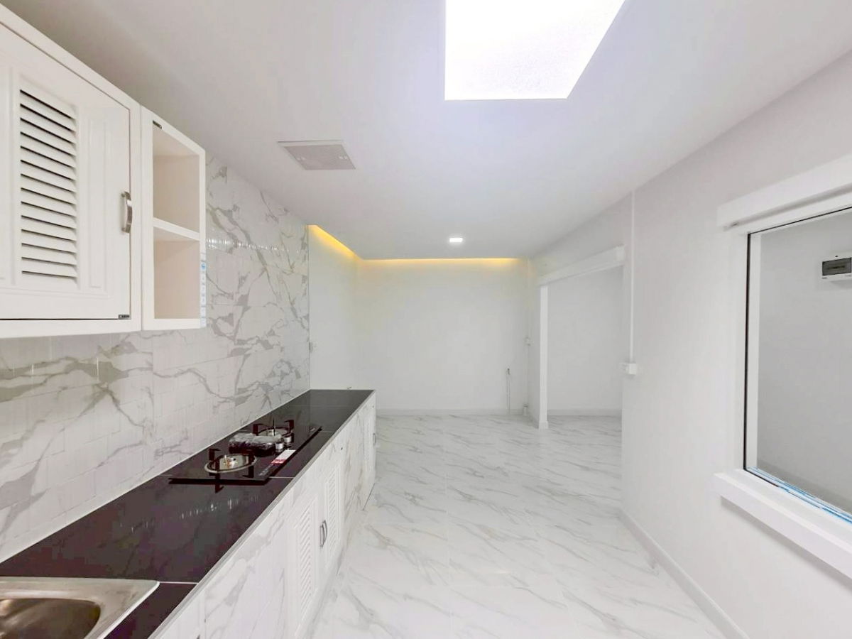 รูป ใกล้ Market Village และสวนสนุก ทำเลดีเดินทางไปฟิวเจอร์พาร์คเพียง 15 นาที ใกล้สถานศึกษาชั้นนำเพียบ คุ้มค่าทั้งอยู่อาศัยและลงทุน ราคาดีที่สุดในย่านนี้  - รูปที่ 11/14