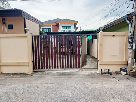 🏡 Single Detached Big House for Sale – Near Don Mueang Airport ✈️ ✨ Private Swimming Pool Inside the House 🚆 Close to BTS Khu Khot