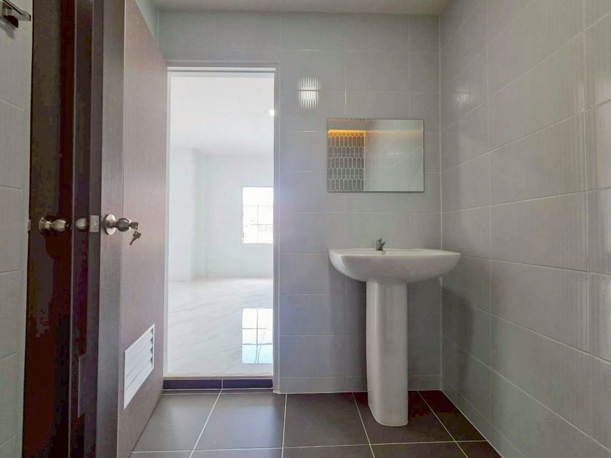 รูป ใกล้ Market Village และสวนสนุก ทำเลดีเดินทางไปฟิวเจอร์พาร์คเพียง 15 นาที ใกล้สถานศึกษาชั้นนำเพียบ คุ้มค่าทั้งอยู่อาศัยและลงทุน ราคาดีที่สุดในย่านนี้  - รูปที่ 12/14