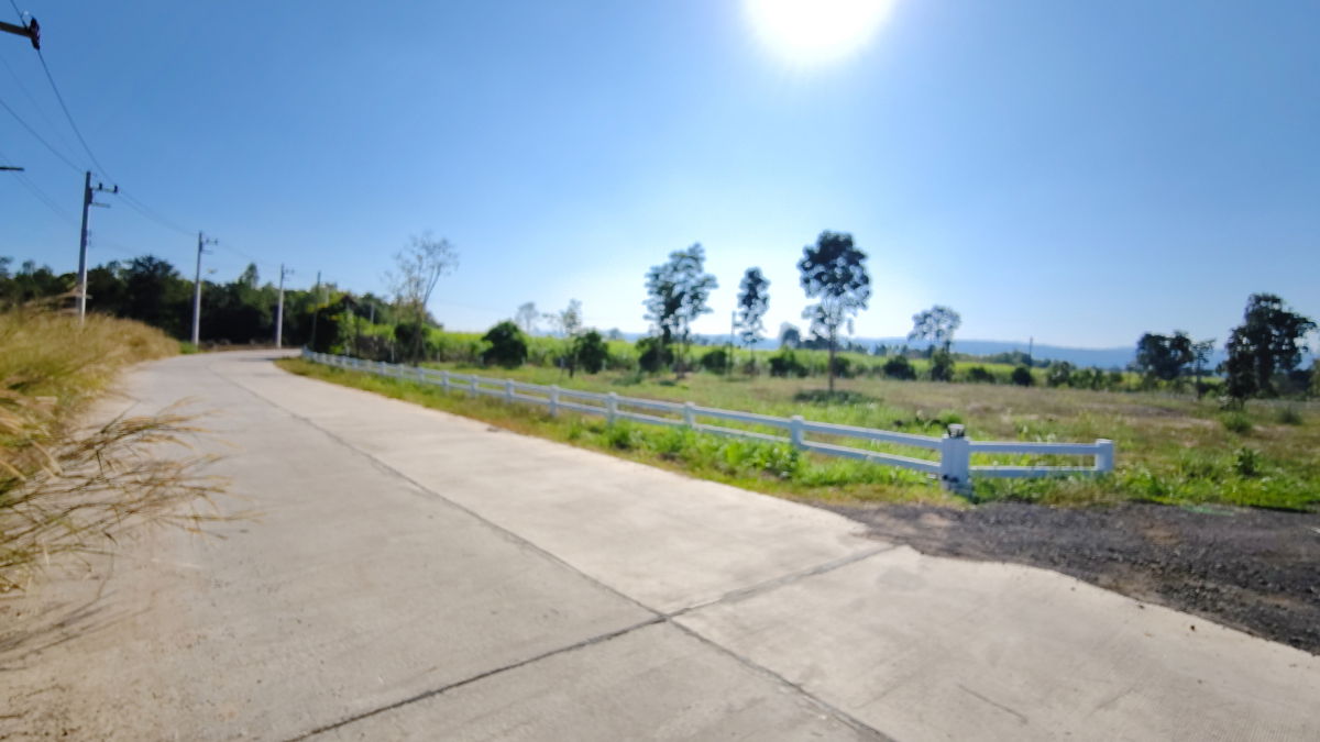 รูป ขายที่ดิน " วิวภูเขา " อากาศดี ใกล้ทางหลวง 304 ใกล้วังน้ำเขียว ภูเขาล้อมรอบ มีให้จองเป้นเจ้าของอีก 5 แปลงเท่านั้น ภูหลวง ปักธงชัย นครราชสีามา - รูปที่ 4/15