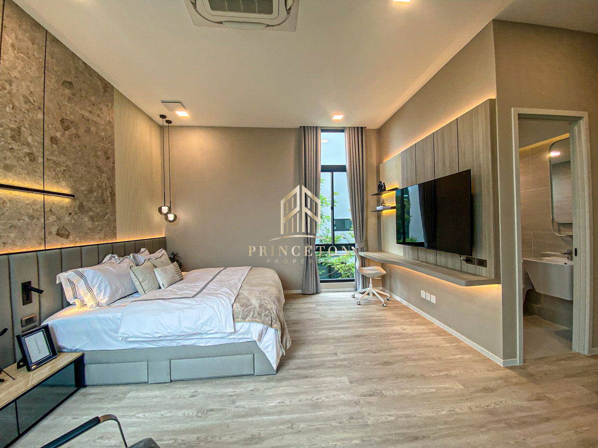 รูป ขายด่วนพร้อมผู้เช่าบ้านหรู วีเว่ กรุงเทพกรีฑา ติดโรงเรียน Wellington 4 ห้องนอน แปลงมุม  - รูปที่ 24/47