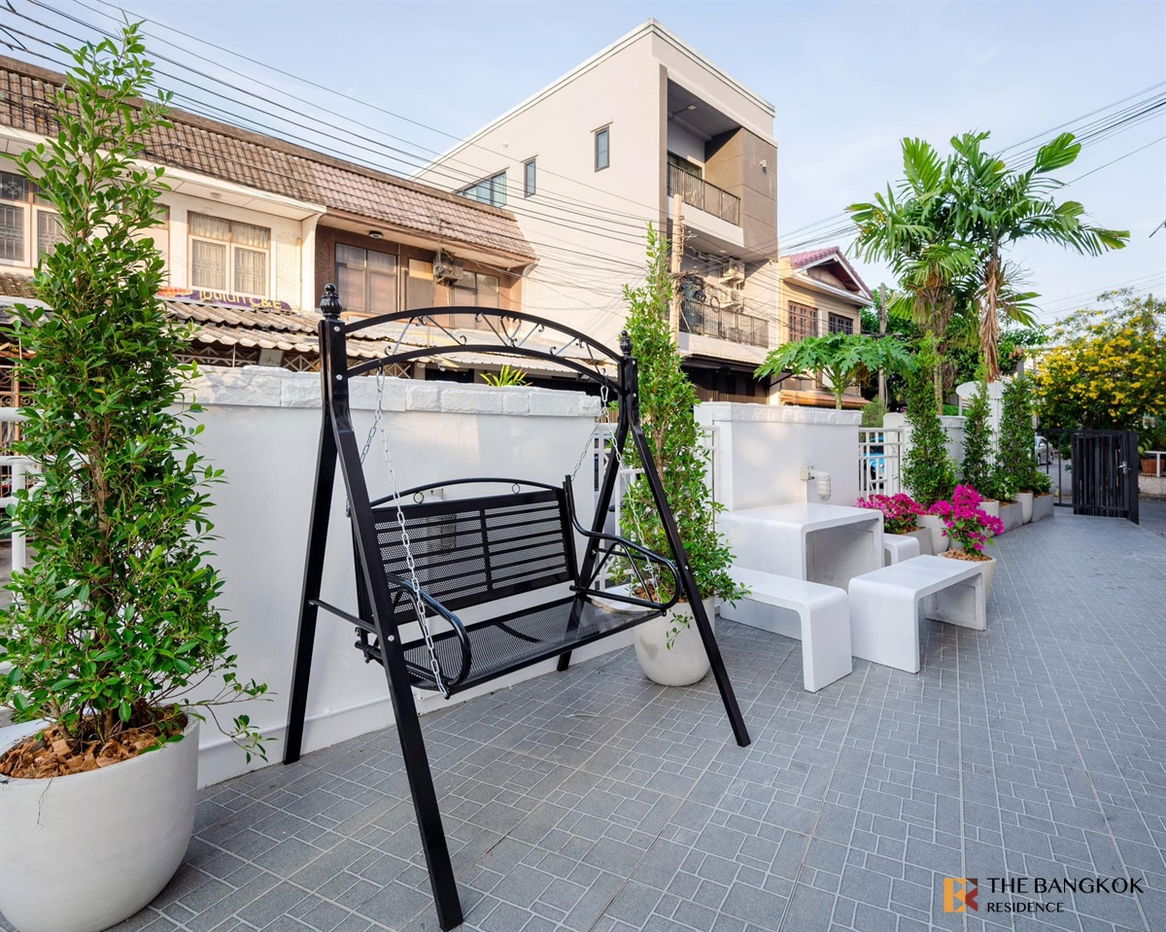 รูป  Bussarakam Place 🏡 ทาวน์โฮมพูลวิลล่า 4 ชั้น พร้อมสระว่ายน้ำ ใจกลางกรุงเทพ! 🤽🏻‍♂️  - รูปที่ 8/8