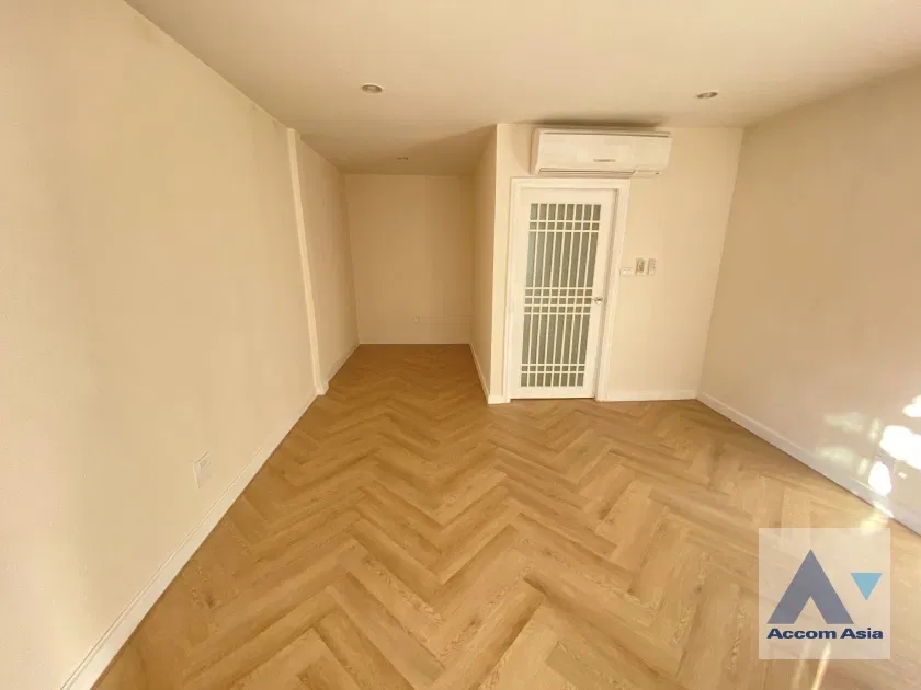 picture 🔼🔽 AccomA 📩 Home Office 3 BR Townhouse in Wang Mai (AA45215) - 2/8