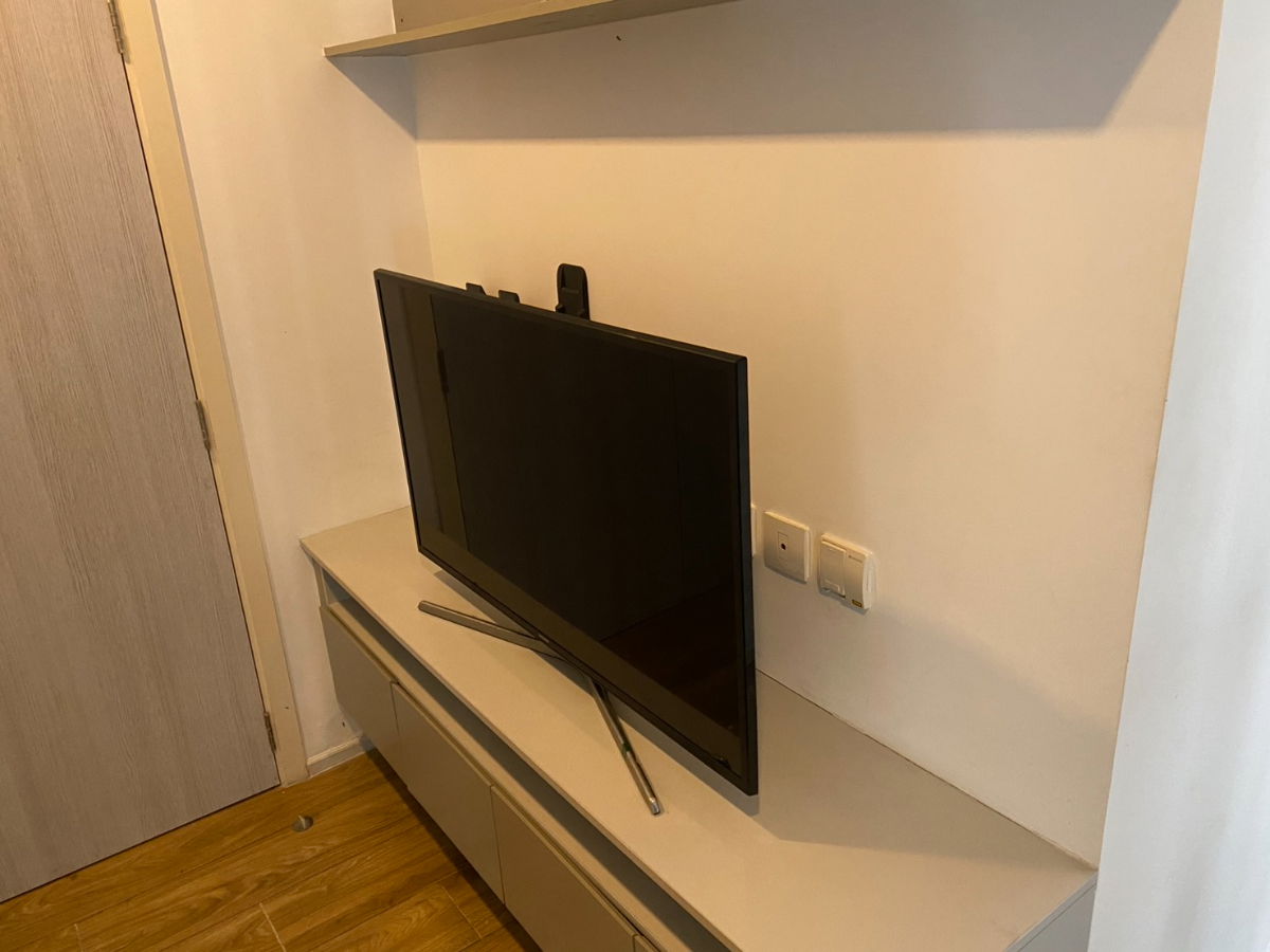 picture Ready to move in. Pool view, with washing machine. 6500 - 4/9