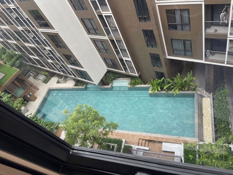 picture  THE SHADE SATHON                  1  - 4/9