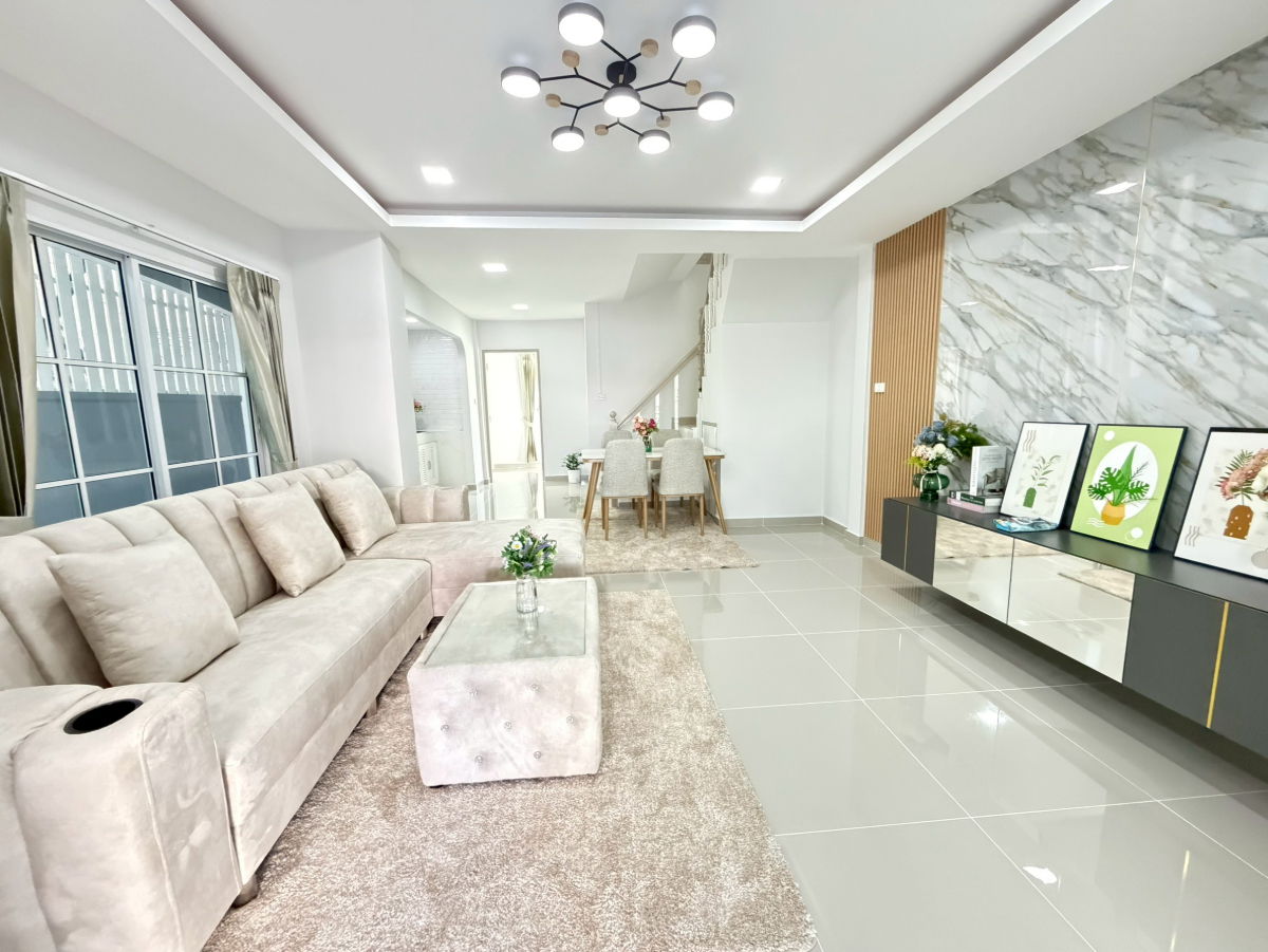 รูป ทาวน์เฮ้าส์ รีโนเวทใหม่ ทำเลดี หมู่บ้าน เคซี.รามอินทรา 4  ซ.หทัยราษฎร์ 39 ถ.หทัยราษฎร์ คลองสามวา  แถมเฟอร์นิเจอร์ พร้อมอยู่ - รูปที่ 5/21