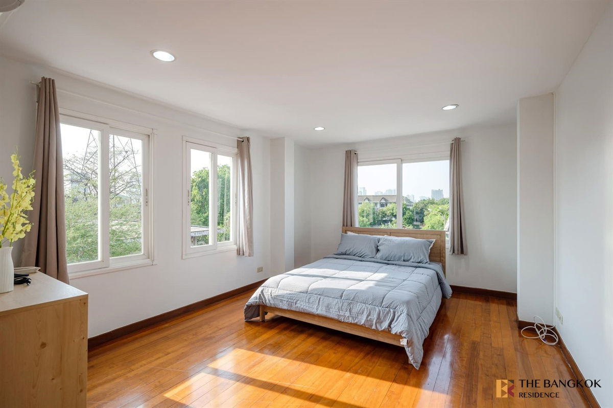 รูป  Bussarakam Place 🏡 ทาวน์โฮมพูลวิลล่า 4 ชั้น พร้อมสระว่ายน้ำ ใจกลางกรุงเทพ! 🤽🏻‍♂️  - รูปที่ 2/8