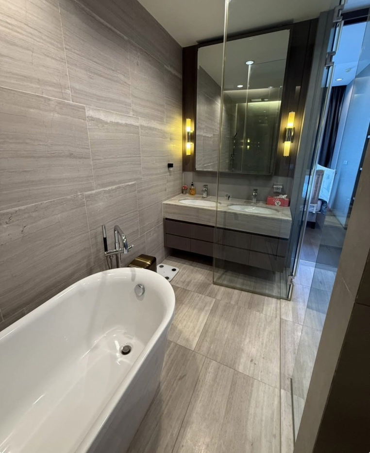 picture The Diplomat                          Sathorn  - 8/12