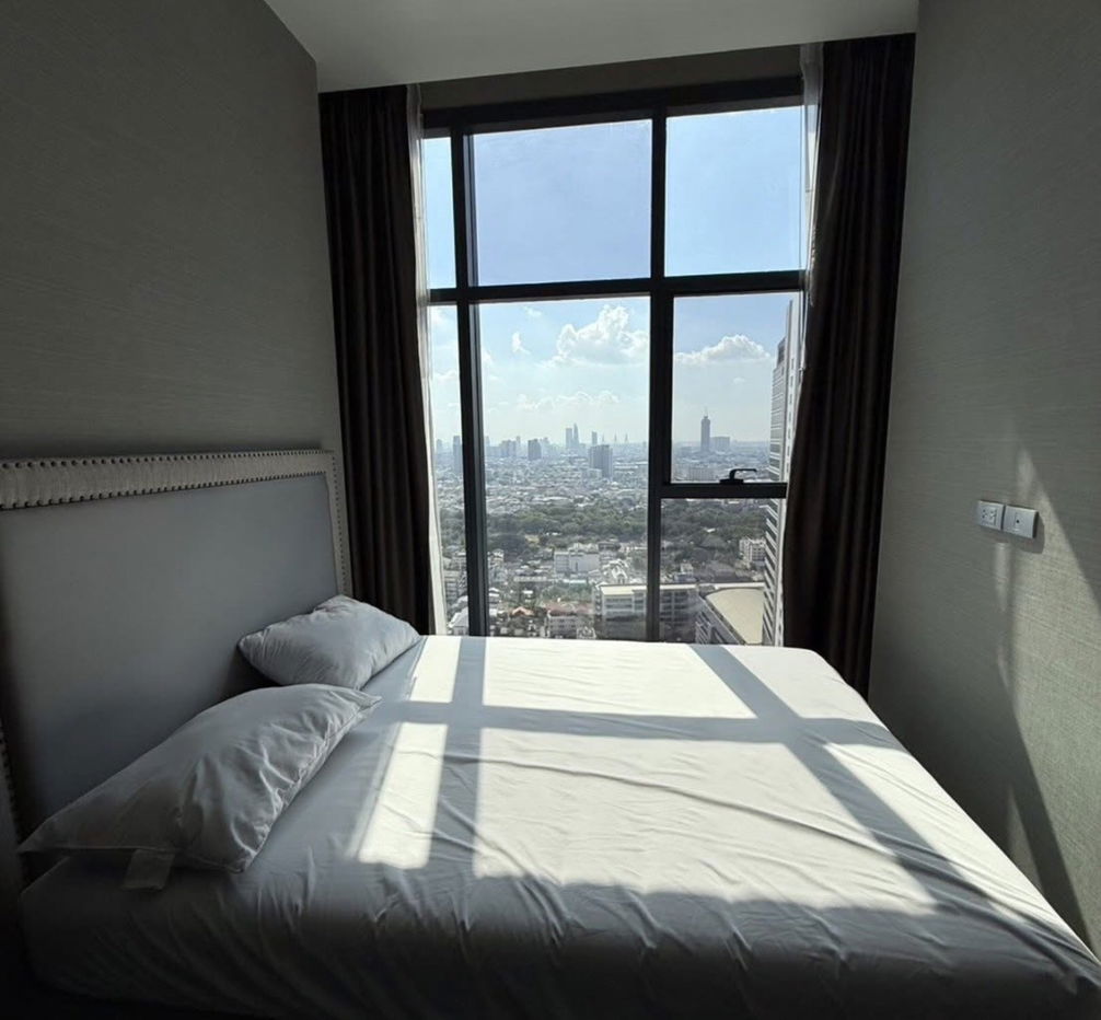 picture The Diplomat                          Sathorn  - 12/12