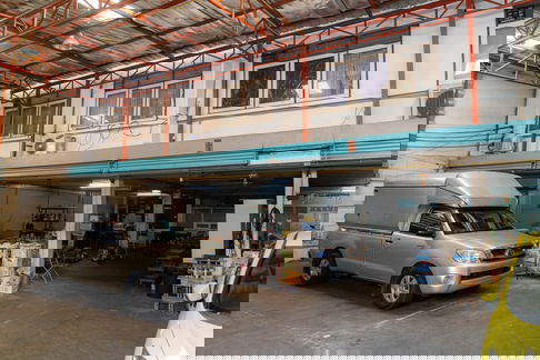 พื้นที่ใช้สอยเยอะ ตึกแถวพร้อมโกดัง สาธุประดิษฐ์