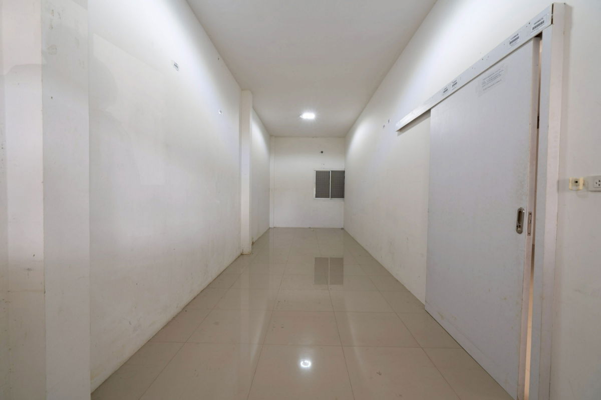 รูป อาคารพาณิชย์ 2 คูหา หน้าโรงแรม 4 ดาว ทางไปสนามช้าง - รูปที่ 4/11