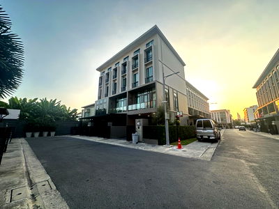 เช่าโฮมออฟฟิศ กรุงเทพมหานคร : 🏙️ ให้เช่า Modern Luxury Townhome 4 ชั้น — พาทิโอ รัชโยธิน