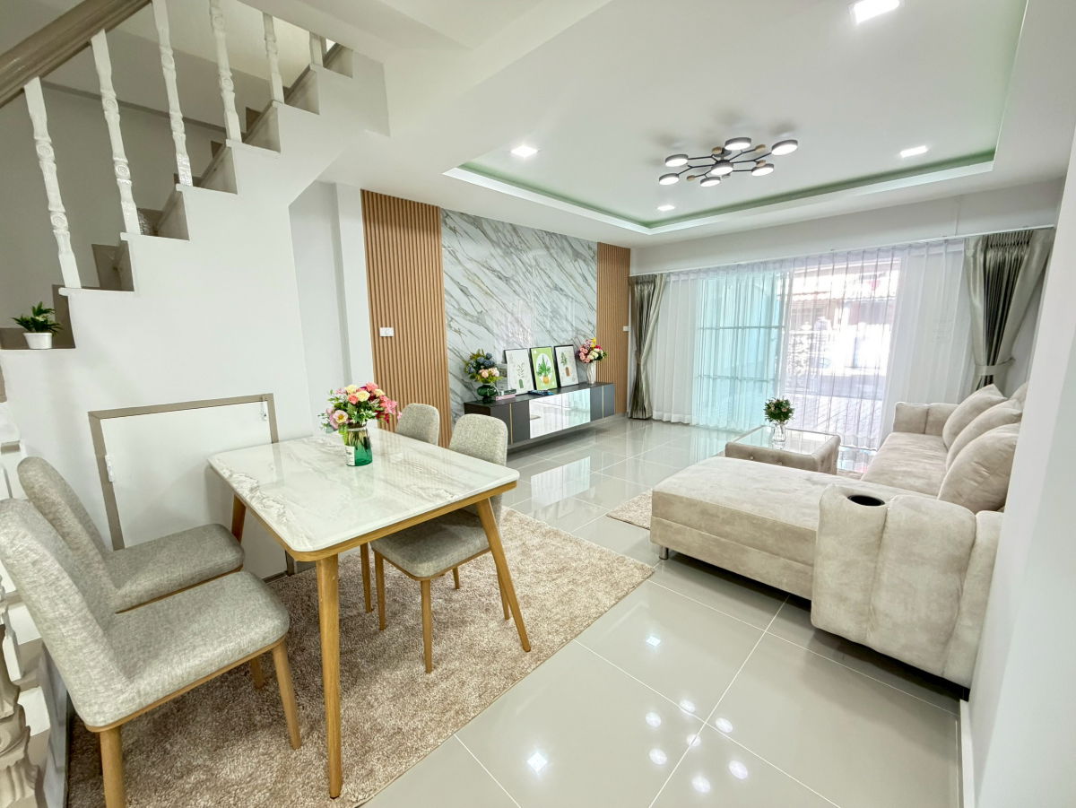 รูป ทาวน์เฮ้าส์ รีโนเวทใหม่ ทำเลดี หมู่บ้าน เคซี.รามอินทรา 4  ซ.หทัยราษฎร์ 39 ถ.หทัยราษฎร์ คลองสามวา  แถมเฟอร์นิเจอร์ พร้อมอยู่ - รูปที่ 8/21