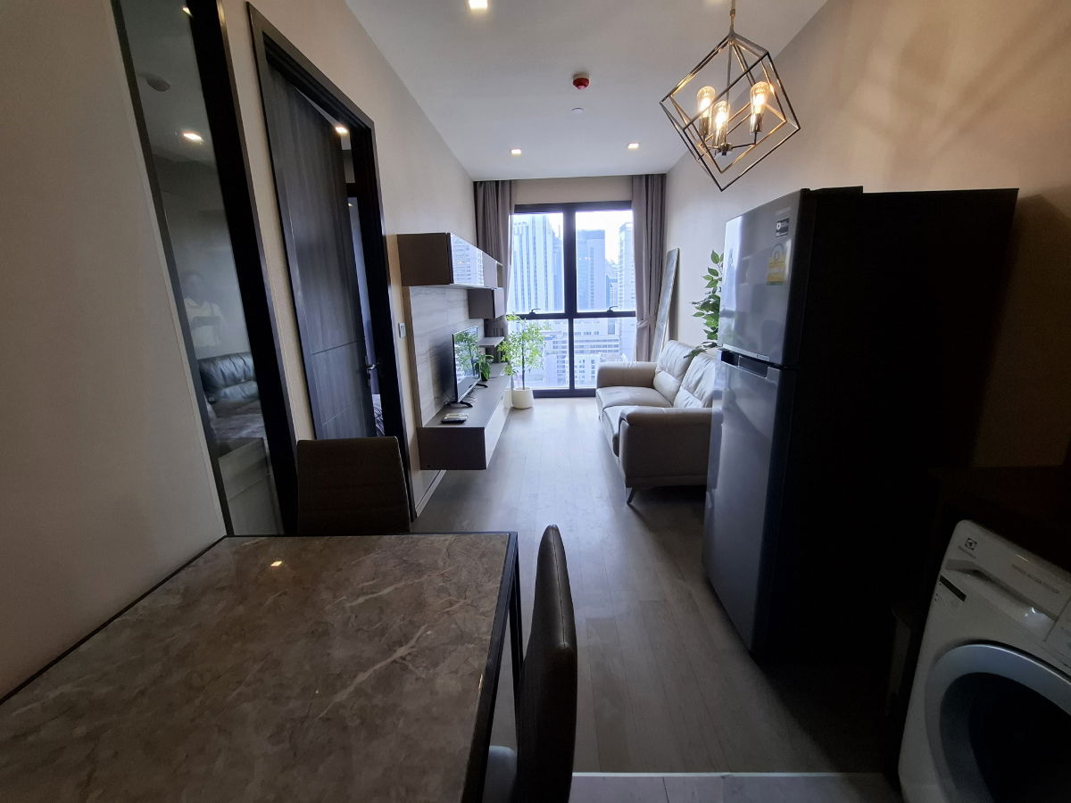 picture Hotel-Style Luxury: City View & Valuables Display Drawer in Asoke - 2/20