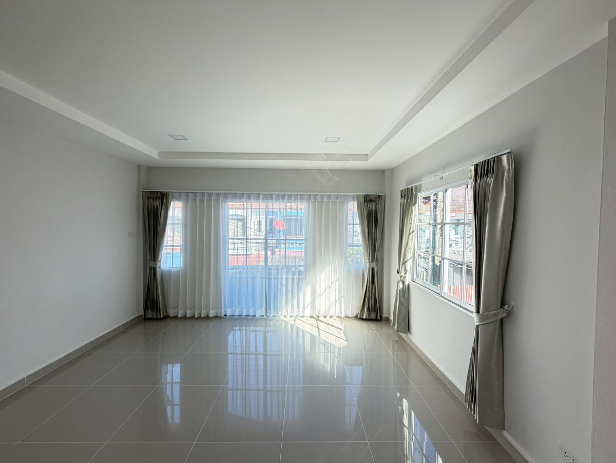 รูป ทาวน์เฮ้าส์ รีโนเวทใหม่ ทำเลดี หมู่บ้าน เคซี.รามอินทรา 4  ซ.หทัยราษฎร์ 39 ถ.หทัยราษฎร์ คลองสามวา  แถมเฟอร์นิเจอร์ พร้อมอยู่ - รูปที่ 13/21