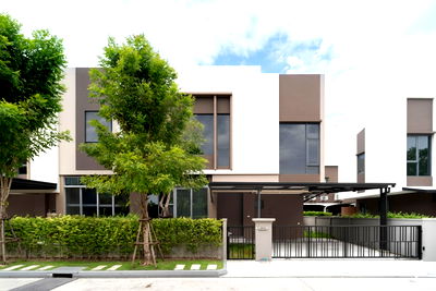 Twin houses for rent Srinagarindra Road :  RH122225  For Rent: Baan Klang Muang The Edition Sukhumvit-On Nut (New House)