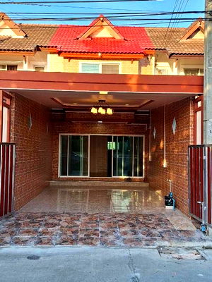 Townhouses for sale Nong Chok : Newly renovated townhouse for sale in Buraphan Village, Nong Chok.