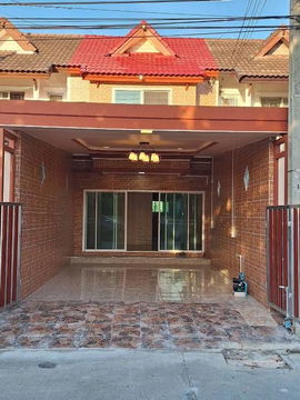 Newly renovated townhouse for sale in Buraphan Village, Nong Chok.