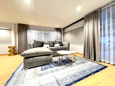 Houses for rent Ratchadaphisek Road : Available for rent! A Luxurious single house with spacious of 500sq.m. Great location and suitable for living and Home office+Private swimming pool.