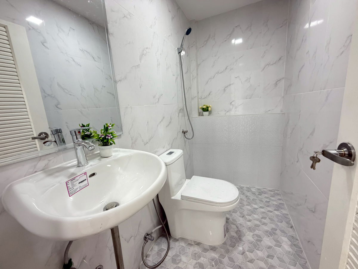 รูป ทาวน์เฮ้าส์ รีโนเวทใหม่ ทำเลดี หมู่บ้าน เคซี.รามอินทรา 4  ซ.หทัยราษฎร์ 39 ถ.หทัยราษฎร์ คลองสามวา  แถมเฟอร์นิเจอร์ พร้อมอยู่ - รูปที่ 18/21