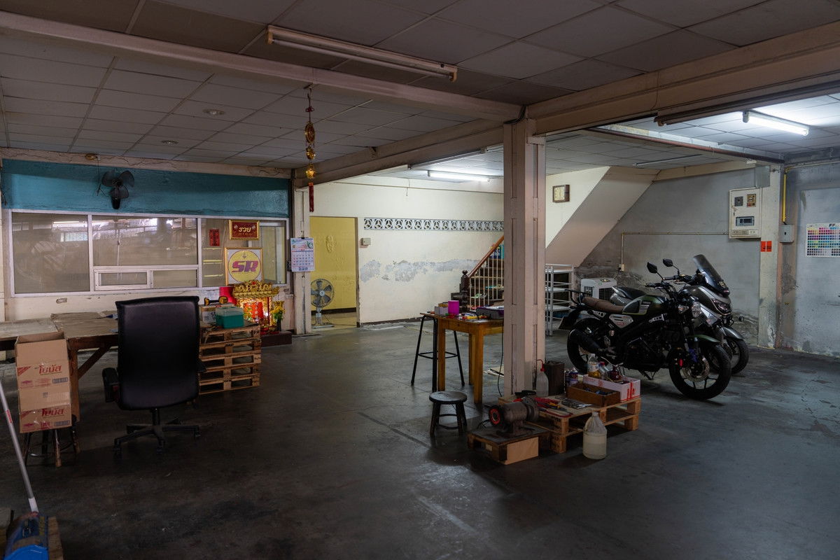 picture Spacious shophouse with warehouse Sathu Pradit area. - 6/18