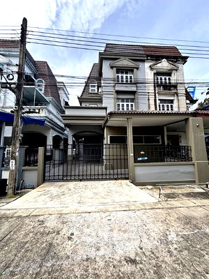 Townhouses for rent Max Valu Pattanakarn : RH122825 Townhome for rent, 3 floors, Soi On Nut 39 / Srinakarin 24, 10-minute walk to Kalantan BTS station (yellow line).