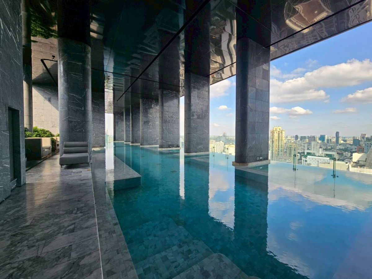 picture Hotel-Style Luxury: City View & Valuables Display Drawer in Asoke - 17/20