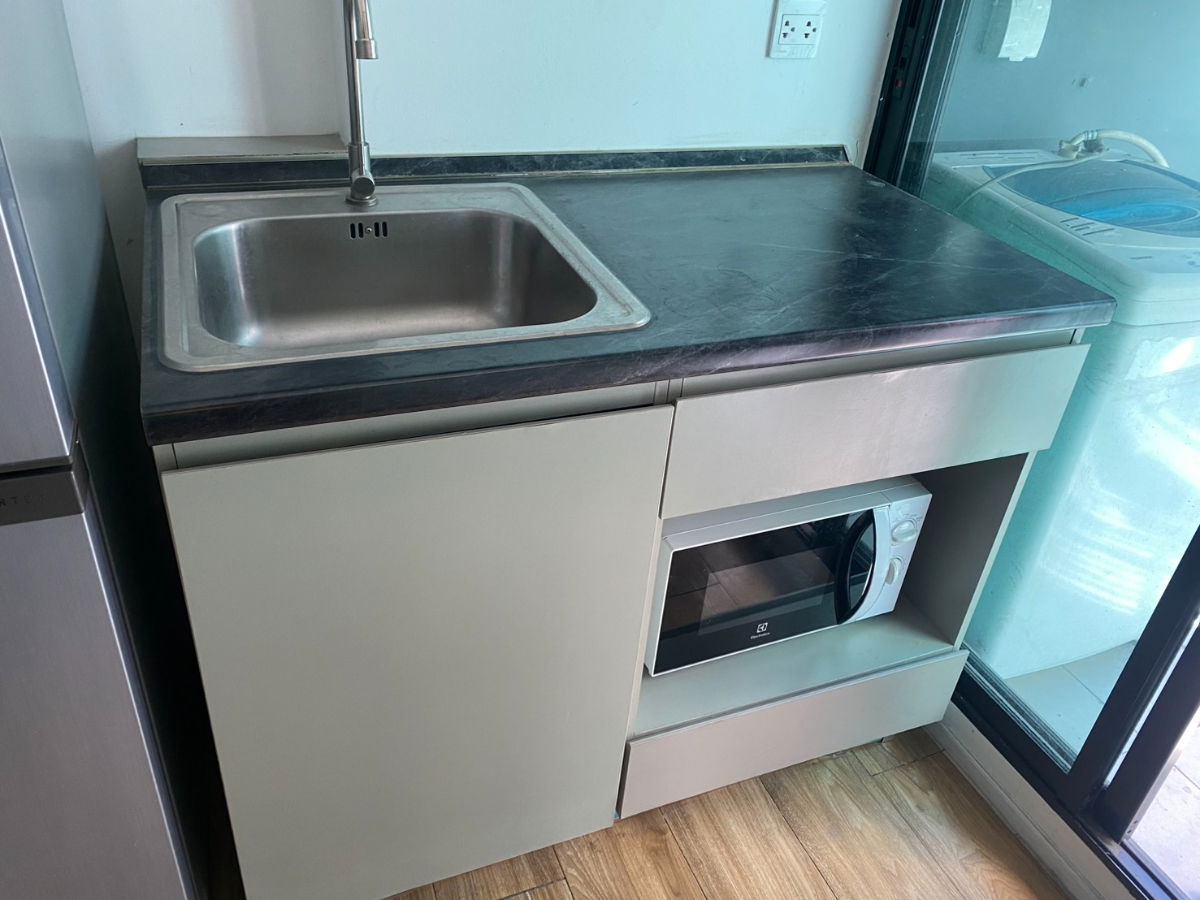 picture Ready to move in. Pool view, with washing machine. 6500 - 2/9