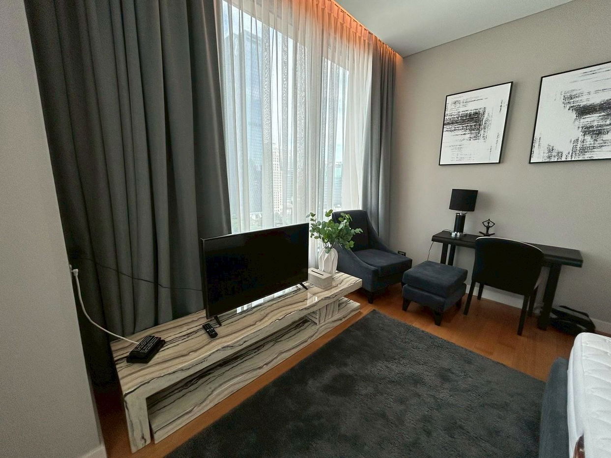 รูป LTHC13936 – Condo for Rent | Sindhorn Residence | 140 sqm | 2 Beds 2 Baths | Near BTS Chidlom | 180K/Month | คอนโดให้เช่า สินธร เรสซิเดนซ์ - รูปที่ 1/10