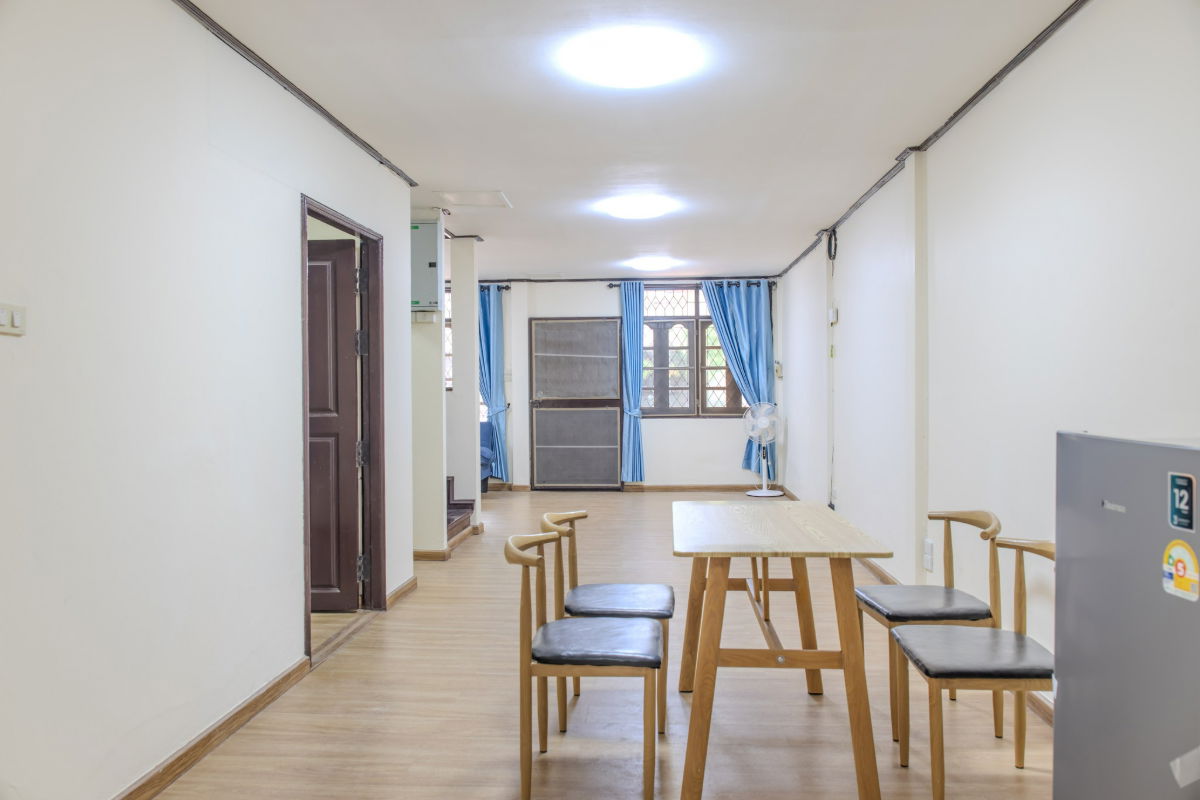 รูป เช่า ให้เช่า ปล่อยเช่า ทาวน์โฮม 2 ชั้น ห้วยขวาง ประชาราษฎร์บำเพ็ญ ซอย 20 แยก 6 ราคาถูก ไม่เกิน 40,000 บาท สนใจ Line: @951qfbfi - รูปที่ 2/20