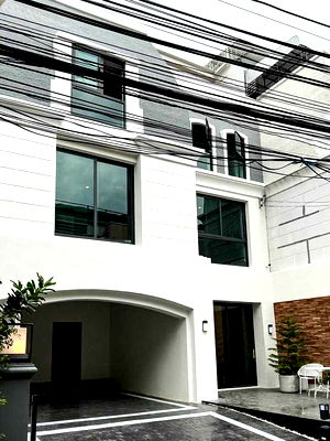 Townhouses for rent Mahidol University Phaya Thai : LTHC13847 – Townhouse for Rent | Ekkamai 12 | 435 sqm | 5 Beds 6 Baths | Near BTS Ekkamai | 160K/Month | ทาวน์เฮาส์ให้เช่า เอกมัย 12