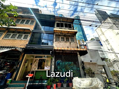 Retail spaces for sale Rajabhat Thonburi University : 52 sqm freehold retail building in Khlong Toei Nuea Bangkok